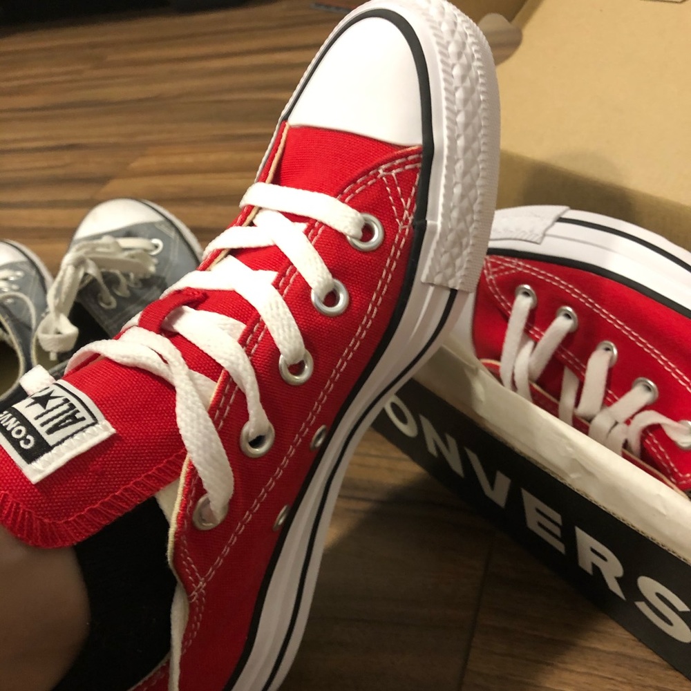 BRAND NEW IN BOX! Red converse size 6